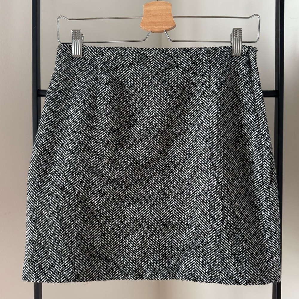 EUC H&M Black and White Mini Skirt, size 4